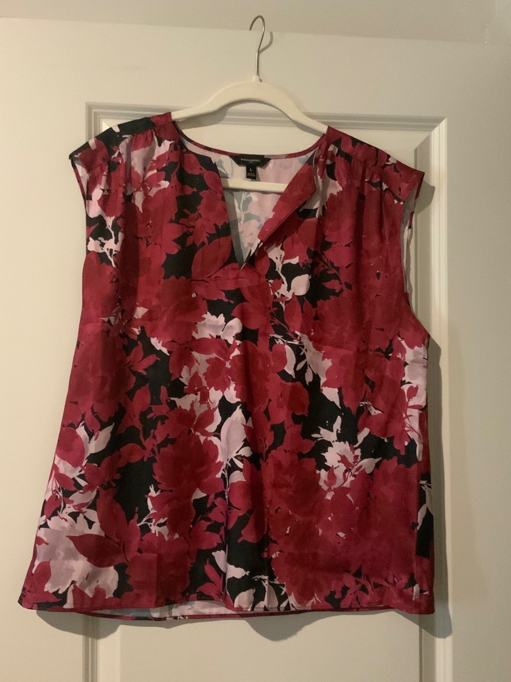 Banana Republic Red and Black Floral Sleeveless V-Neck Camisole